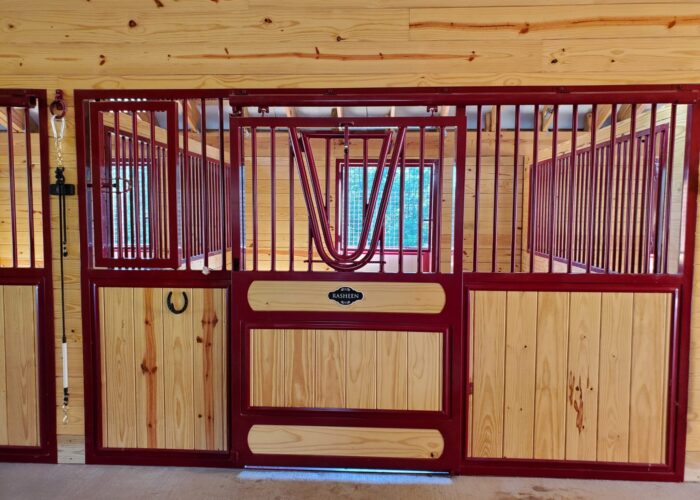 Horse stall with V drop gate and hinged feed door Horse stall with V drop gate and hinged feed door